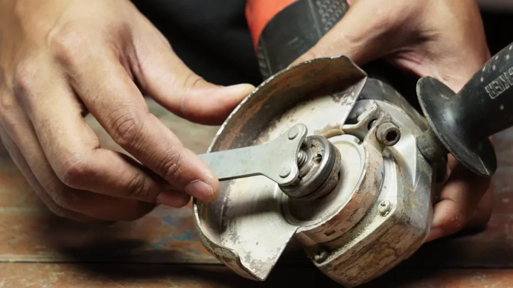 angle grinder spindle lock button method