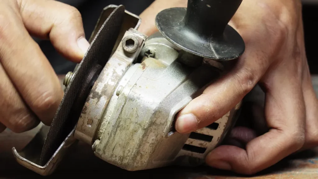 tigehten with hand and push the spindle lock